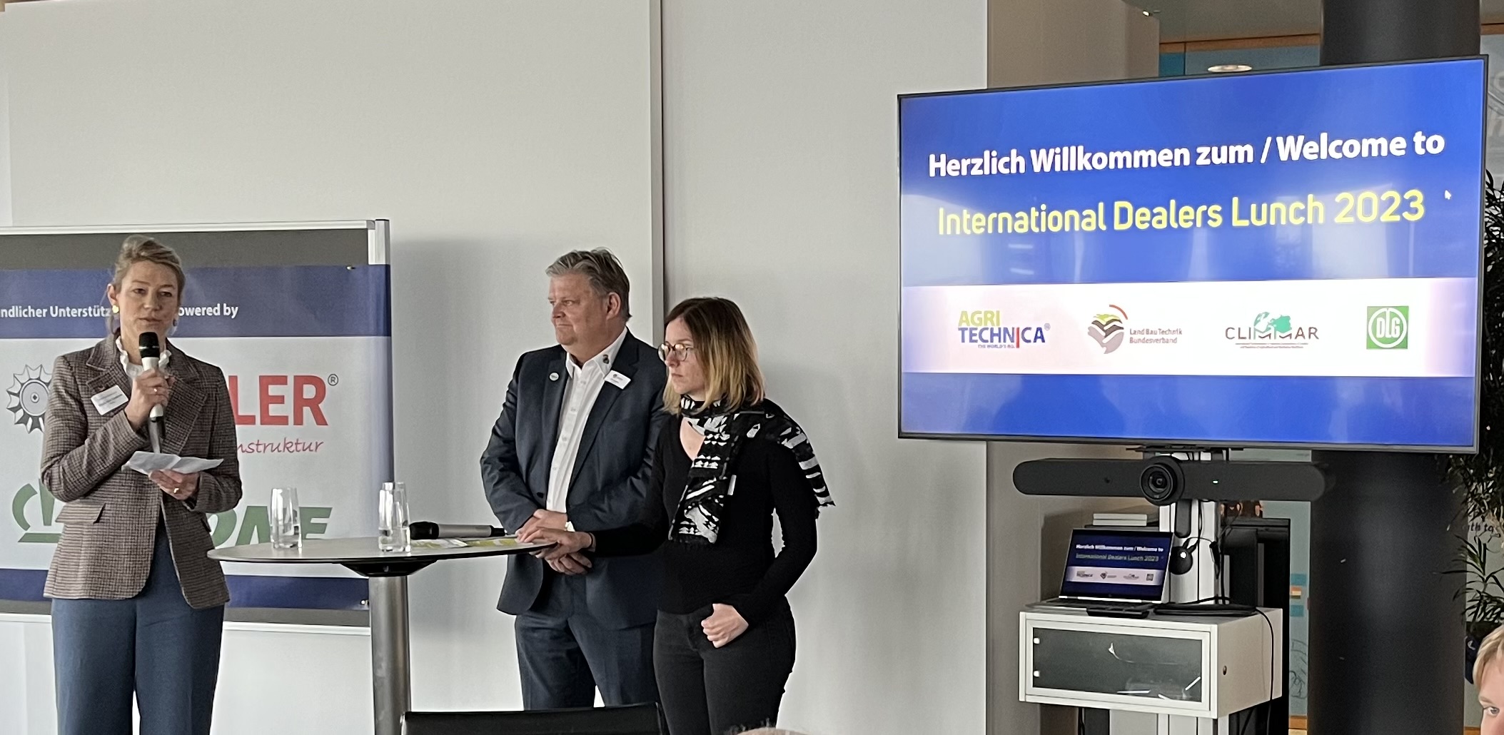 Freya von Czettritz (left) welcomed the participants of the International Dealers Lunch. Ulf Kopplin (centre) and Christina Alff (right) then spoke about the issues affecting the industry